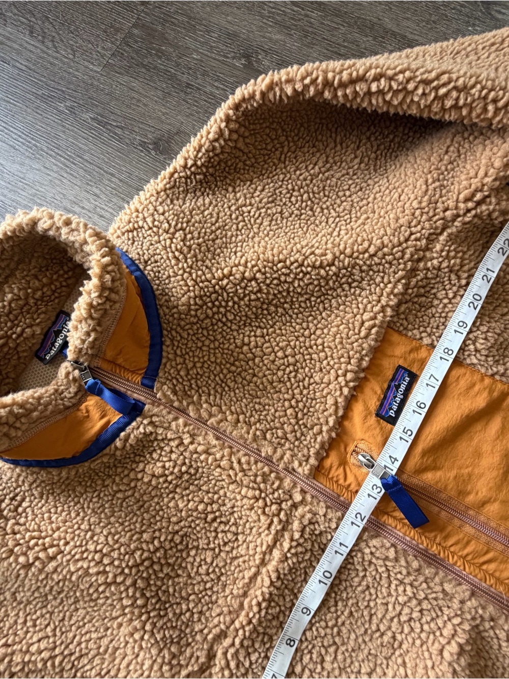 Patagonia Women’s Tan Sherpa Fleece Jacket with Orange Chest Pocket - Picture 5 of 8